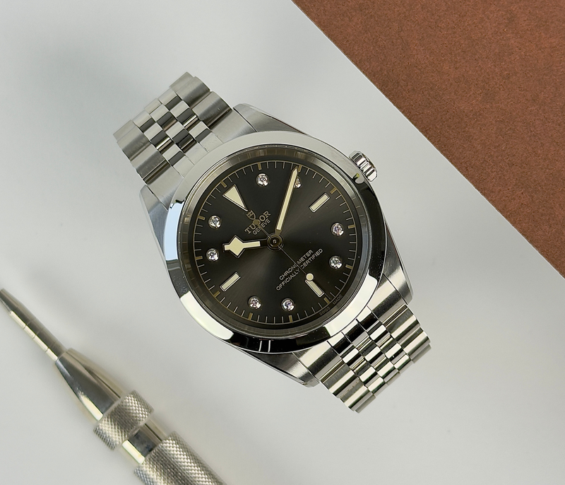 Tudor Black Bay 41 Anthracite diamonds M79680-0004 (2023) i stål med diamantindeks. Uret fremstår i mint stand med minimale håndteringsspor. Kommer som fuldt sæt: Bokse, certifikat, manualer og pouch. Uret er omfattet af Tudor World Wide Garanti til juni 2028.