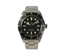 Tudor Black Bay 58 (Okt. 2025) i stål. Uret måler 39 mm og kommer på en stållænke samt original natorem. Fremstår i mint stand uden brugsspor. Kommer som fuldt sæt: Bokse, certifikat mv.