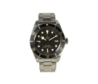 Tudor Black Bay 58 (Okt. 2025) i stål. Uret måler 39 mm og kommer på en stållænke samt original natorem. Fremstår i mint stand uden brugsspor. Kommer som fuldt sæt: Bokse, certifikat mv.