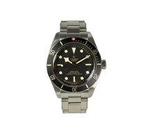 Tudor Black Bay 58 (Okt. 2025) i stål. Uret måler 39 mm og kommer på en stållænke samt original natorem. Fremstår i mint stand uden brugsspor. Kommer som fuldt sæt: Bokse, certifikat mv.