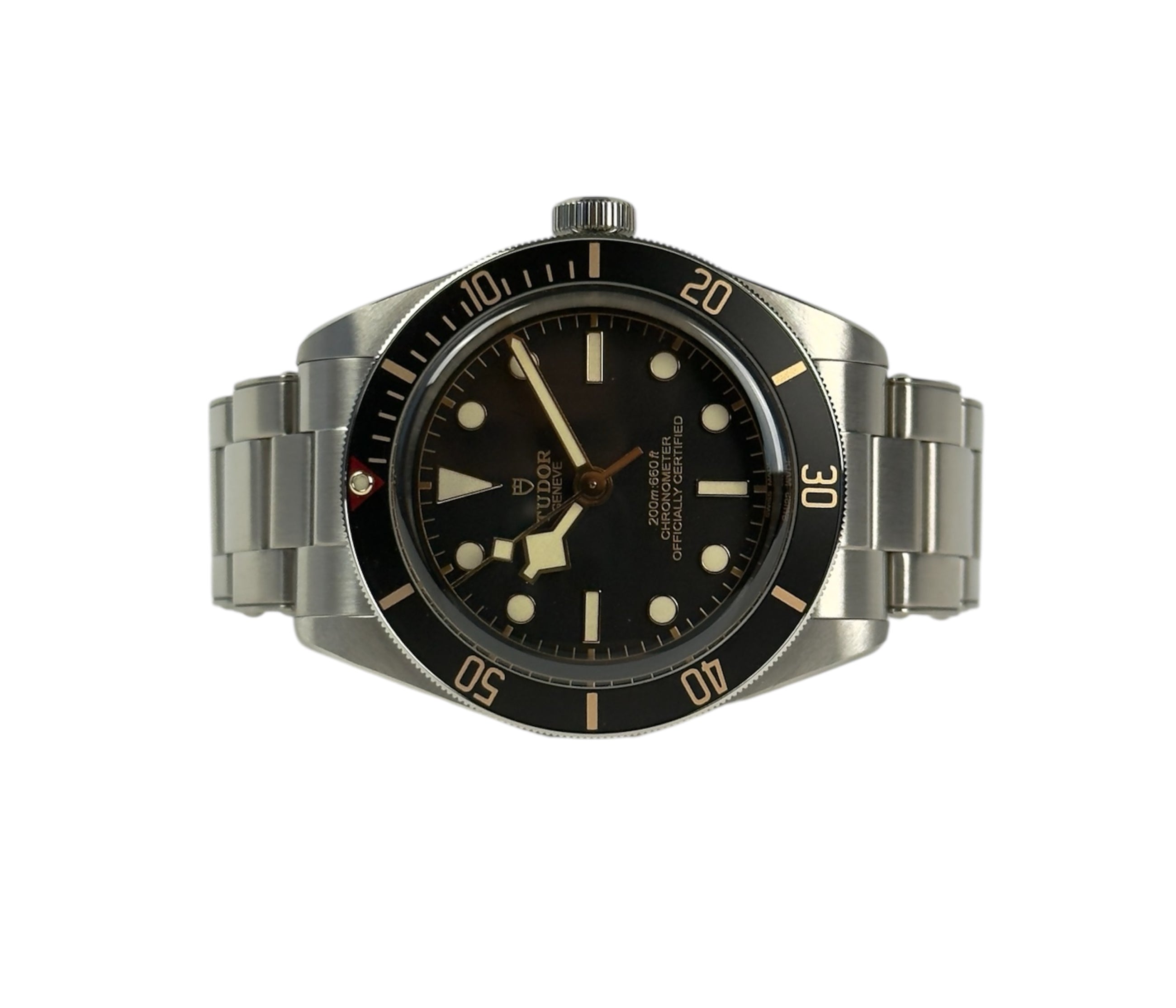 Tudor Black Bay 58 (Okt. 2025) i stål. Uret måler 39 mm og kommer på en stållænke samt original natorem. Fremstår i mint stand uden brugsspor. Kommer som fuldt sæt: Bokse, certifikat mv.