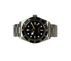 Tudor Black Bay 58 (Okt. 2025) i stål. Uret måler 39 mm og kommer på en stållænke samt original natorem. Fremstår i mint stand uden brugsspor. Kommer som fuldt sæt: Bokse, certifikat mv.