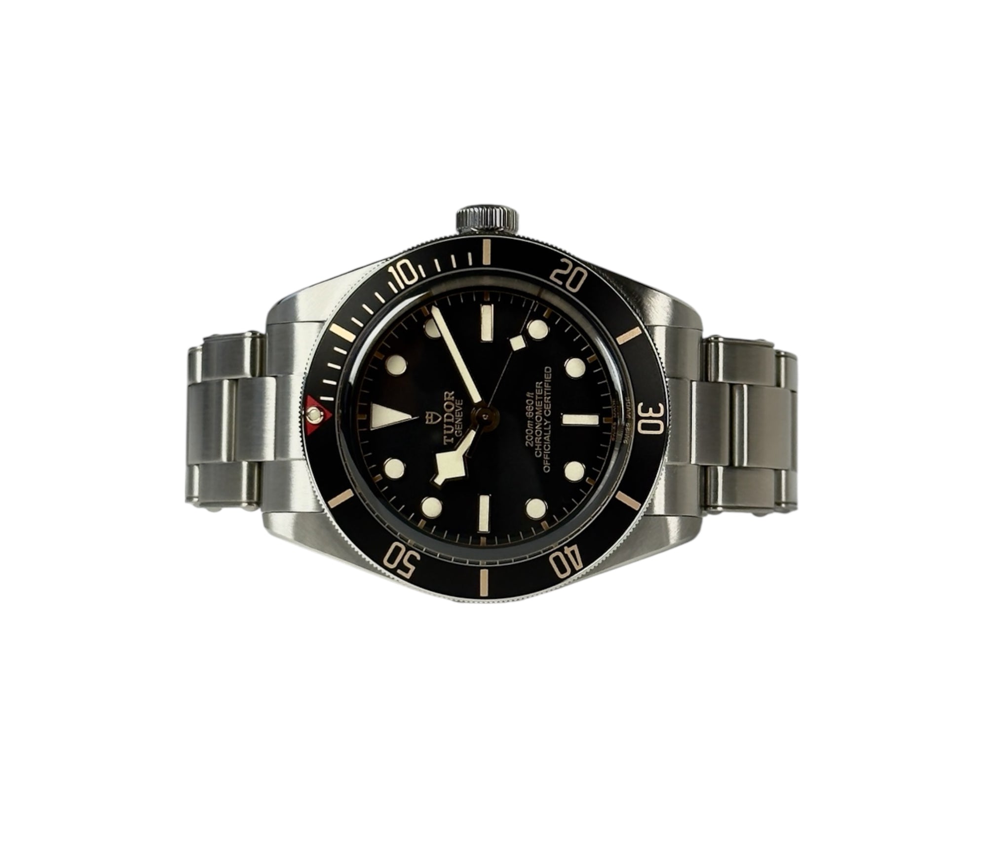 Tudor Black Bay 58 (Okt. 2025) i stål. Uret måler 39 mm og kommer på en stållænke samt original natorem. Fremstår i mint stand uden brugsspor. Kommer som fuldt sæt: Bokse, certifikat mv.