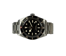 Tudor Black Bay 58 (Okt. 2025) i stål. Uret måler 39 mm og kommer på en stållænke samt original natorem. Fremstår i mint stand uden brugsspor. Kommer som fuldt sæt: Bokse, certifikat mv.