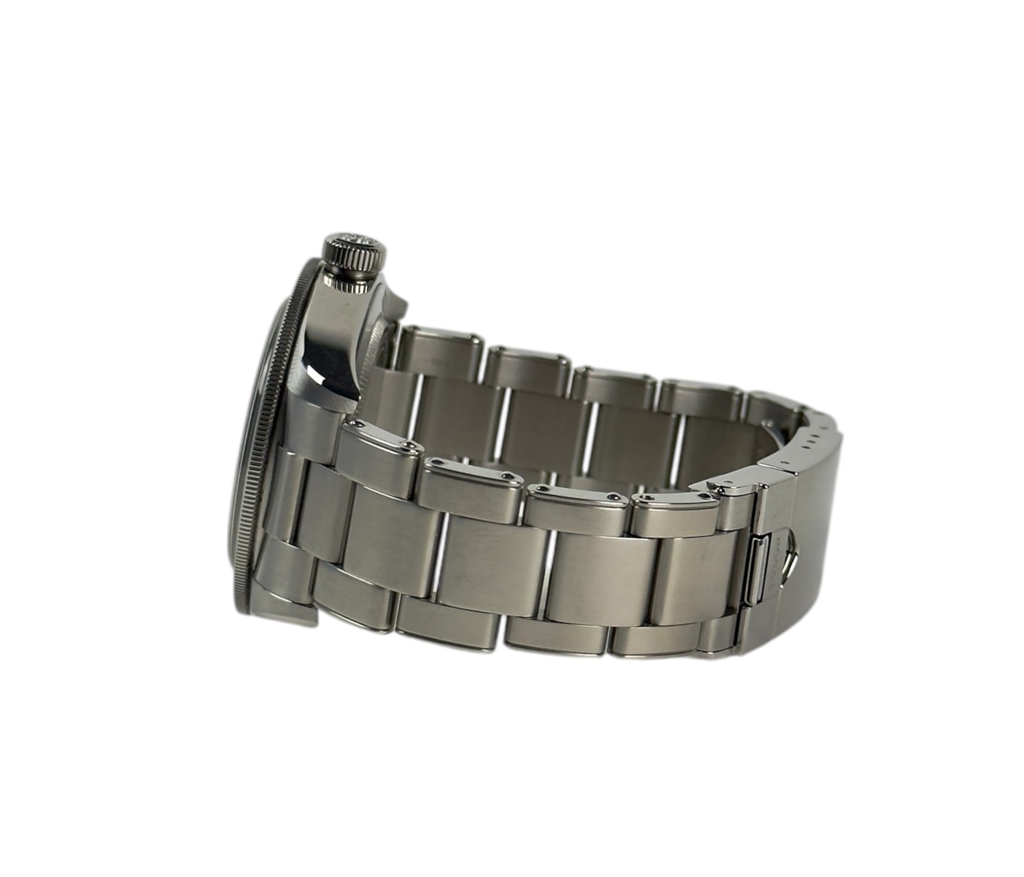 Tudor Black Bay 58 (Okt. 2025) i stål. Uret måler 39 mm og kommer på en stållænke samt original natorem. Fremstår i mint stand uden brugsspor. Kommer som fuldt sæt: Bokse, certifikat mv.