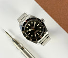 Tudor Black Bay 58 (Okt. 2025) i stål. Uret måler 39 mm og kommer på en stållænke samt original natorem. Fremstår i mint stand uden brugsspor. Kommer som fuldt sæt: Bokse, certifikat mv.