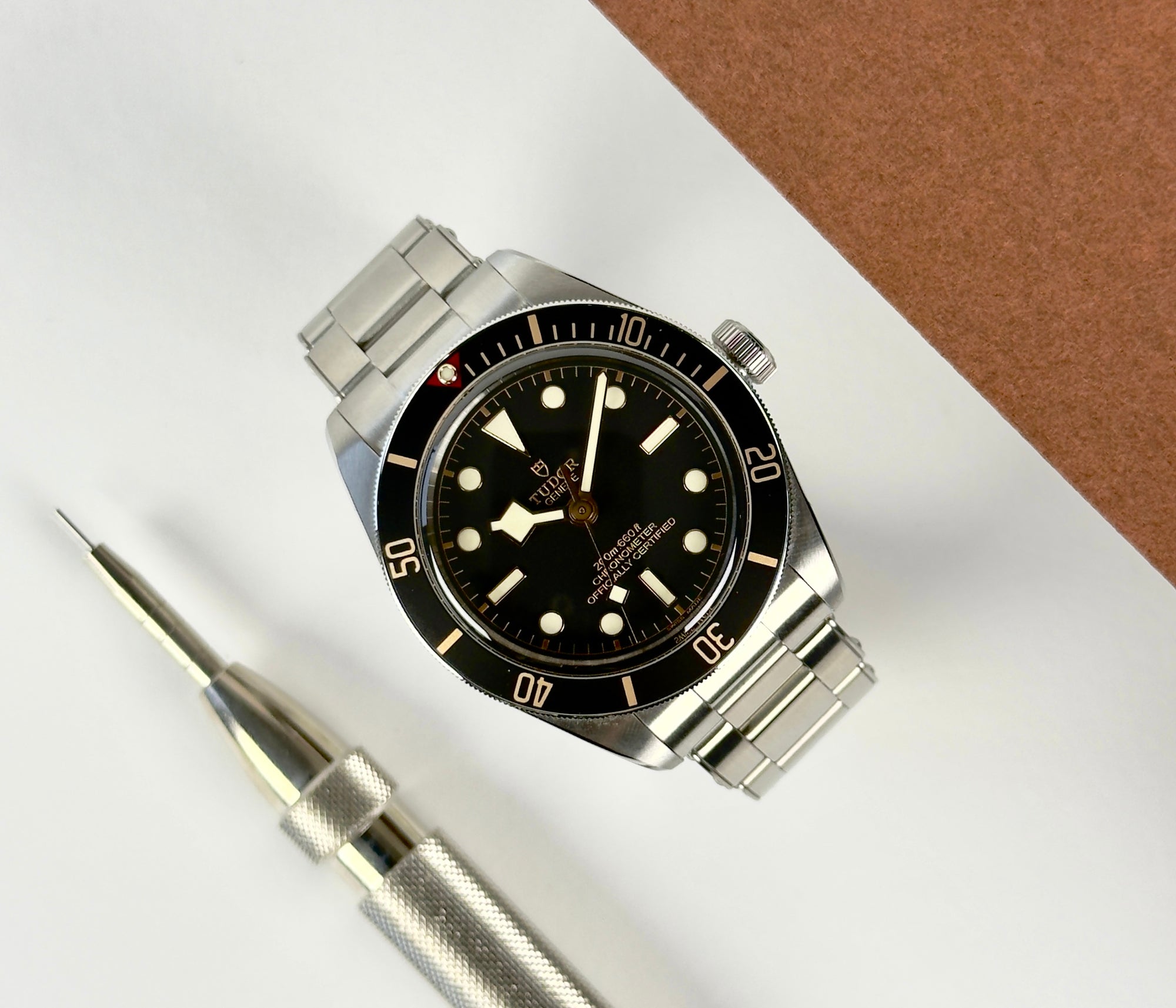 Tudor Black Bay 58 (Okt. 2025) i stål. Uret måler 39 mm og kommer på en stållænke samt original natorem. Fremstår i mint stand uden brugsspor. Kommer som fuldt sæt: Bokse, certifikat mv.