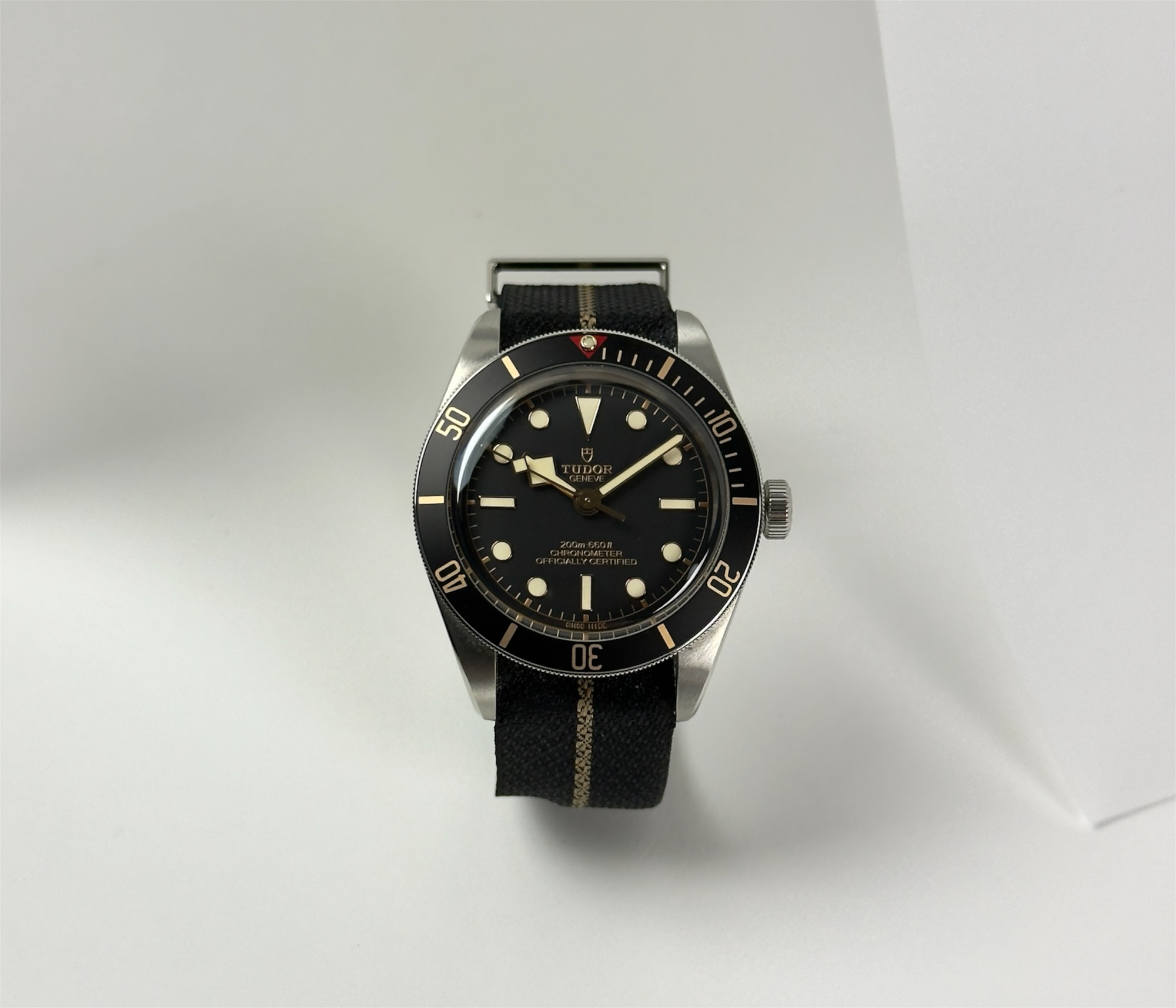 Tudor Black Bay 58 (Okt. 2025) i stål. Uret måler 39 mm og kommer på en stållænke samt original natorem. Fremstår i mint stand uden brugsspor. Kommer som fuldt sæt: Bokse, certifikat mv.
