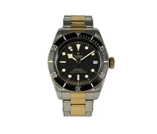 Tudor Black Bay M79733N (2017) i guld og stål. Uret måler 41 mm og fremgår i brugt stand med brugsspor. Kommer med boks, nato-rem, ekstra led samt original købskvittering fra dansk forhandler.
