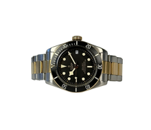 Tudor Black Bay M79733N (2017) i guld og stål. Uret måler 41 mm og fremgår i brugt stand med brugsspor. Kommer med boks, nato-rem, ekstra led samt original købskvittering fra dansk forhandler.
