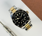 Tudor Black Bay M79733N (2017) i guld og stål. Uret måler 41 mm og fremgår i brugt stand med brugsspor. Kommer med boks, nato-rem, ekstra led samt original købskvittering fra dansk forhandler.