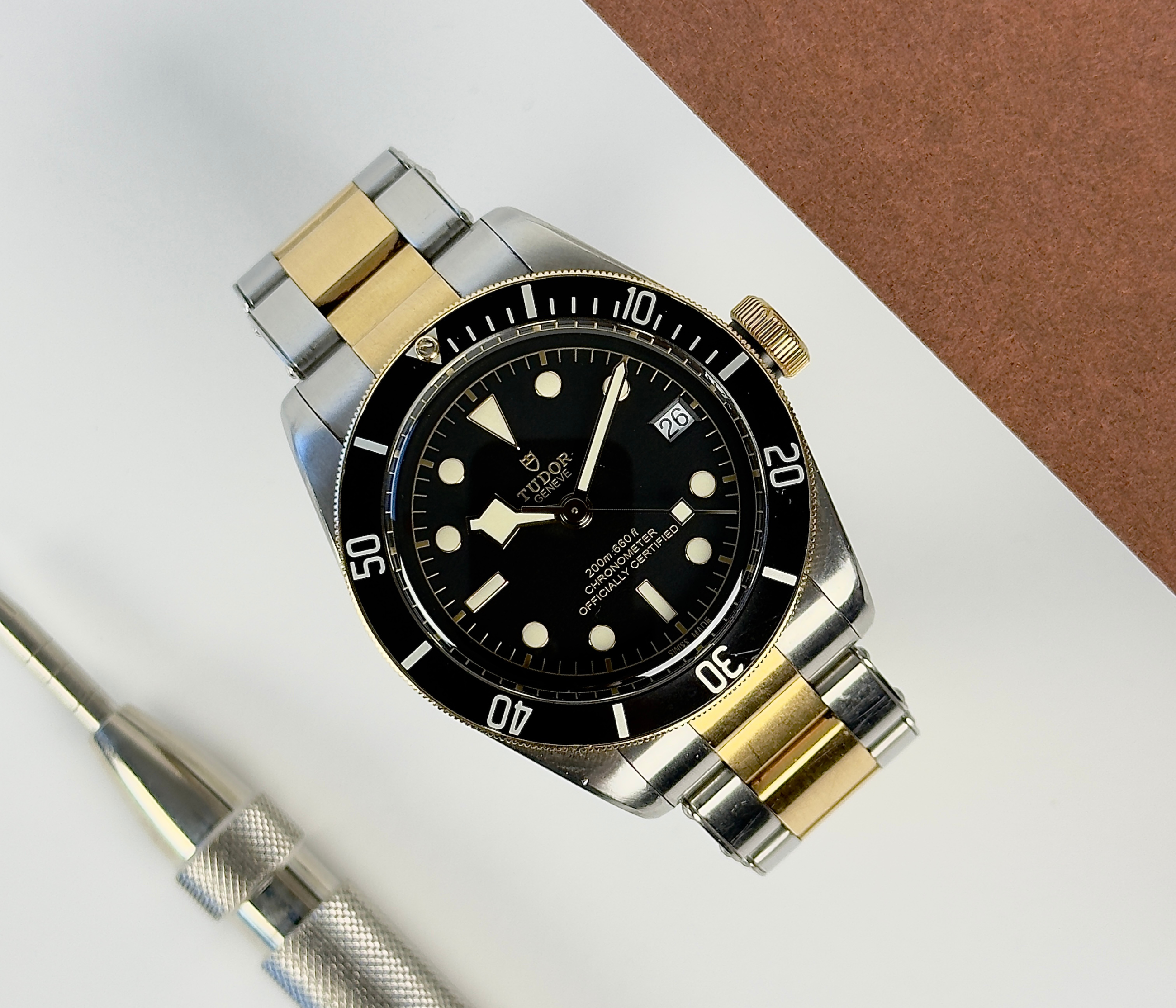 Tudor Black Bay M79733N (2017) i guld og stål. Uret måler 41 mm og fremgår i brugt stand med brugsspor. Kommer med boks, nato-rem, ekstra led samt original købskvittering fra dansk forhandler.