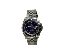 Tudor Mini Sub 73190 (1990'erne) på Jubileelænke med blå skive- og krans. Uret måler 33 mm og bæres større pga. designet. Det fremstår i rigtig flot stand. Kommer uden tilbehør.