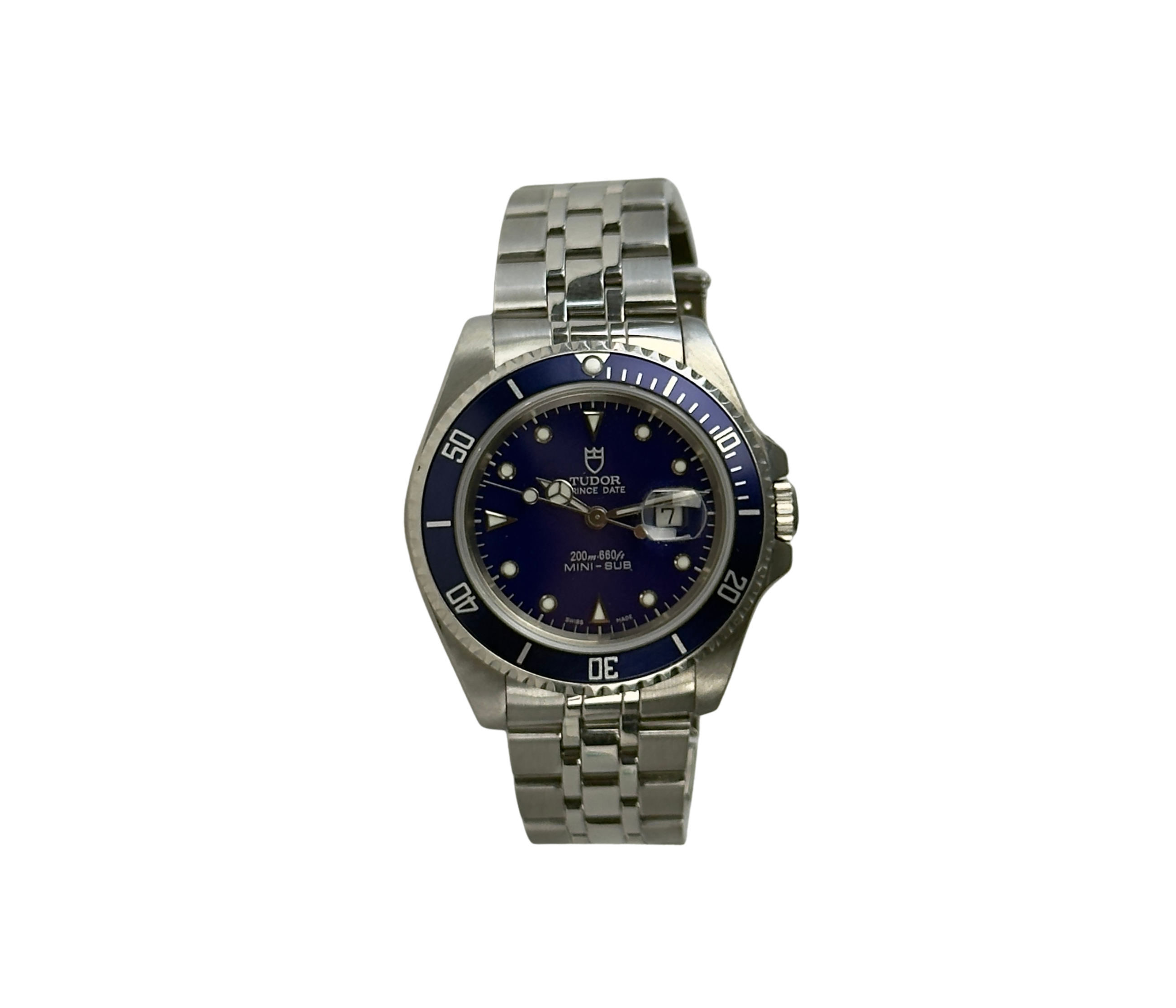 Tudor Mini Sub 73190 (1990'erne) på Jubileelænke med blå skive- og krans. Uret måler 33 mm og bæres større pga. designet. Det fremstår i rigtig flot stand. Kommer uden tilbehør.