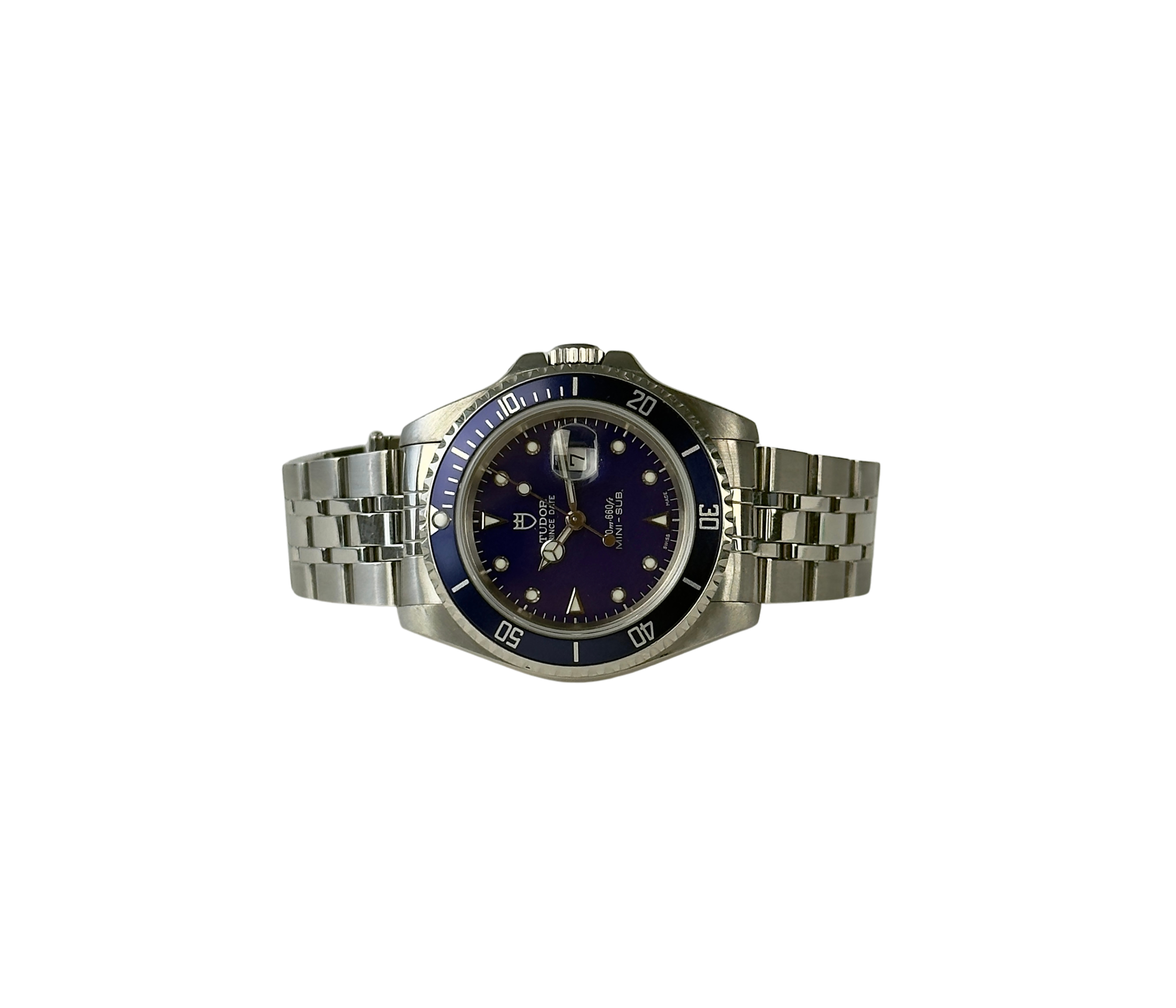Tudor Mini Sub 73190 (1990'erne) på Jubileelænke med blå skive- og krans. Uret måler 33 mm og bæres større pga. designet. Det fremstår i rigtig flot stand. Kommer uden tilbehør.