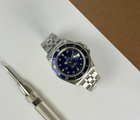 Tudor Mini Sub 73190 (1990'erne) på Jubileelænke med blå skive- og krans. Uret måler 33 mm og bæres større pga. designet. Det fremstår i rigtig flot stand. Kommer uden tilbehør.