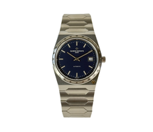 Vacheron Constantin Historiques 222 (2026) i stål med blå skive. Uret fremstår i mint stand uden spor af brug, 10/10. 
Uret leveres som fuldt sæt: ny med yder- og inderboks, certifikat, dokumentation samt øvrigt tilbehør. Uret er købt hos autoriseret forhandler, og al dokumentation forefindes.