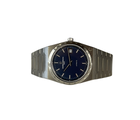 Vacheron Constantin Historiques 222 (2026) i stål med blå skive. Uret fremstår i mint stand uden spor af brug, 10/10. 
Uret leveres som fuldt sæt: ny med yder- og inderboks, certifikat, dokumentation samt øvrigt tilbehør. Uret er købt hos autoriseret forhandler, og al dokumentation forefindes.