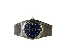 Vacheron Constantin Historiques 222 (2026) i stål med blå skive. Uret fremstår i mint stand uden spor af brug, 10/10. 
Uret leveres som fuldt sæt: ny med yder- og inderboks, certifikat, dokumentation samt øvrigt tilbehør. Uret er købt hos autoriseret forhandler, og al dokumentation forefindes.