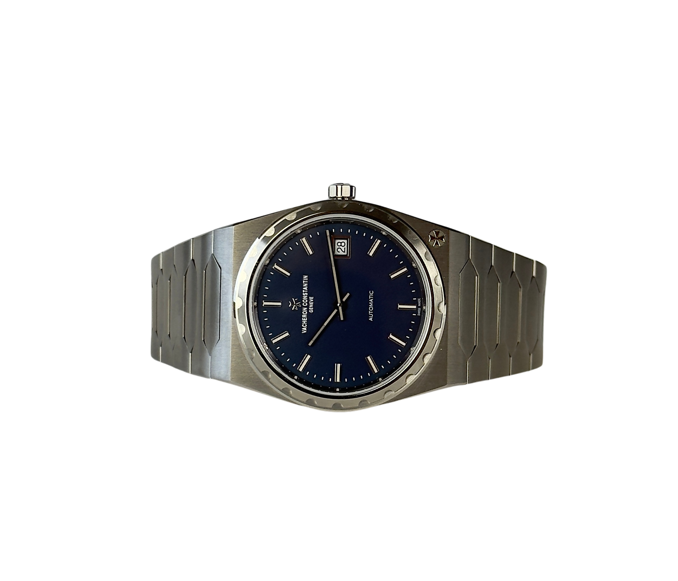 Vacheron Constantin Historiques 222 (2026) i stål med blå skive. Uret fremstår i mint stand uden spor af brug, 10/10. 
Uret leveres som fuldt sæt: ny med yder- og inderboks, certifikat, dokumentation samt øvrigt tilbehør. Uret er købt hos autoriseret forhandler, og al dokumentation forefindes.