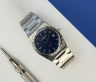 Vacheron Constantin Historiques 222 (2026) i stål med blå skive. Uret fremstår i mint stand uden spor af brug, 10/10. 
Uret leveres som fuldt sæt: ny med yder- og inderboks, certifikat, dokumentation samt øvrigt tilbehør. Uret er købt hos autoriseret forhandler, og al dokumentation forefindes.