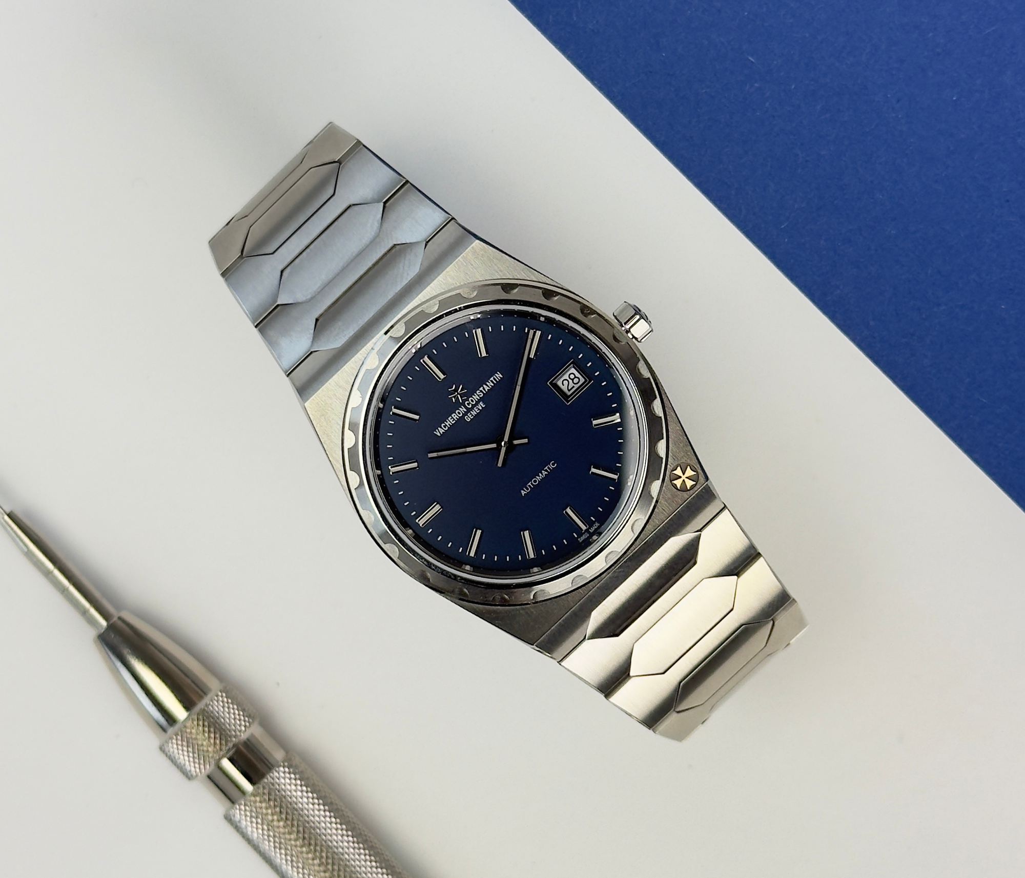 Vacheron Constantin Historiques 222 (2026) i stål med blå skive. Uret fremstår i mint stand uden spor af brug, 10/10. 
Uret leveres som fuldt sæt: ny med yder- og inderboks, certifikat, dokumentation samt øvrigt tilbehør. Uret er købt hos autoriseret forhandler, og al dokumentation forefindes.