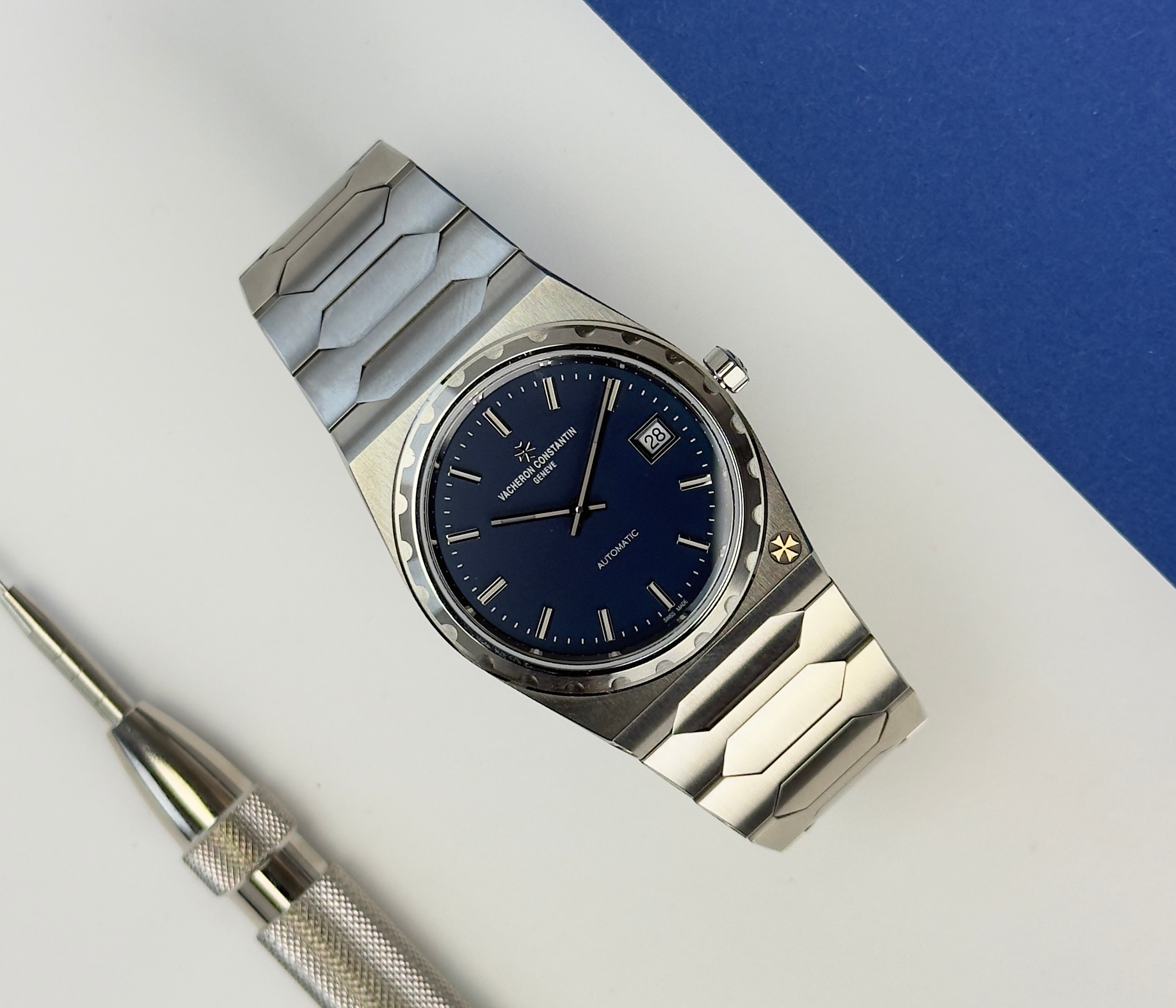Vacheron Constantin Historiques 222 (2026) i stål med blå skive. Uret fremstår i mint stand uden spor af brug, 10/10. 
Uret leveres som fuldt sæt: ny med yder- og inderboks, certifikat, dokumentation samt øvrigt tilbehør. Uret er købt hos autoriseret forhandler, og al dokumentation forefindes.