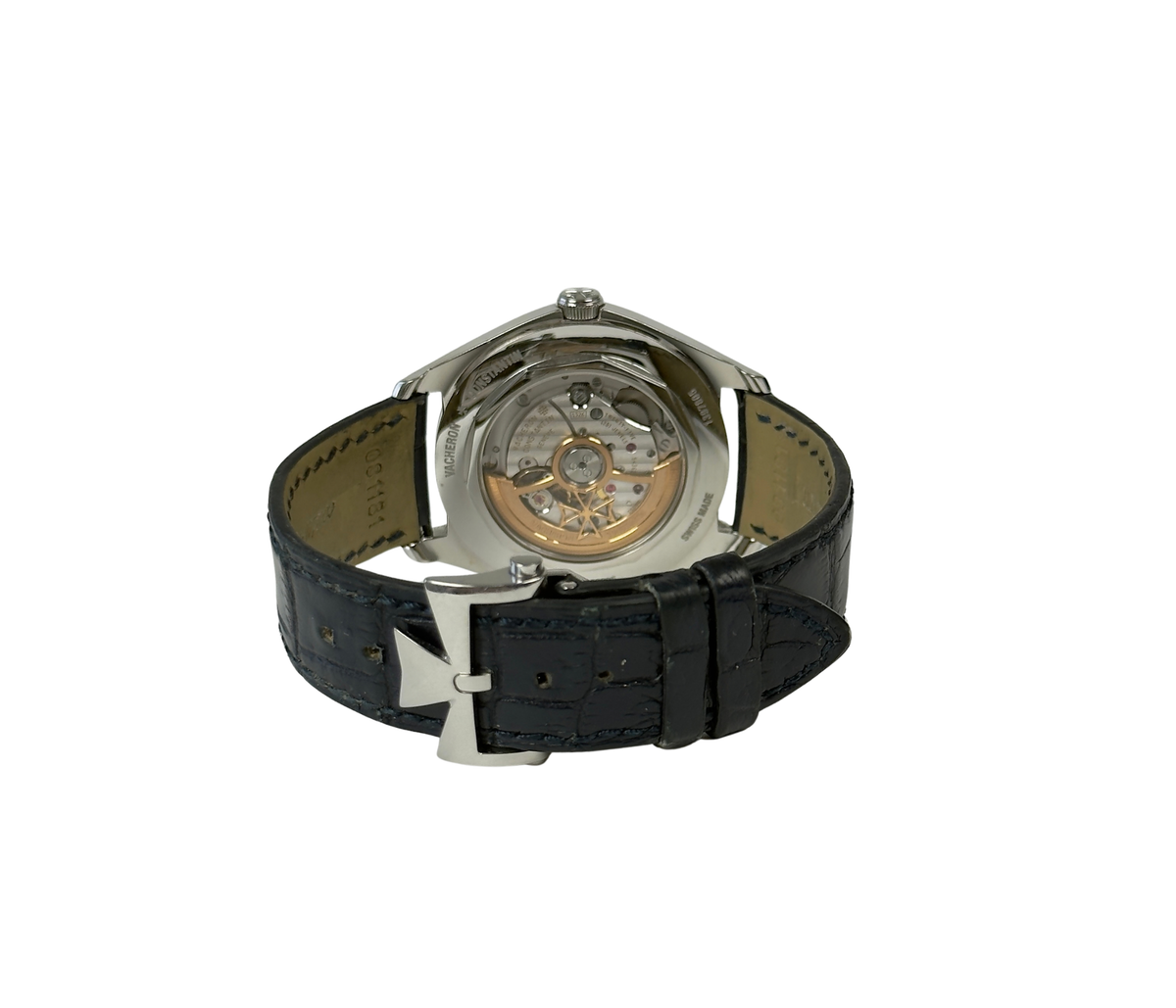 Vacheron Constantin Fiftysix 4600E/000A-B487 (2020) i stål med blå skive og blå VC-rem med foldespænde. Uret fremstår i god stand med mindre brugsspor, 8.5/10. Kommer som fuldt sæt: Bokse, rejseboks, certifikat mv.