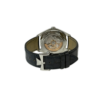 Vacheron Constantin Fiftysix 4600E/000A-B487 (2020) i stål med blå skive og blå VC-rem med foldespænde. Uret fremstår i god stand med mindre brugsspor, 8.5/10. Kommer som fuldt sæt: Bokse, rejseboks, certifikat mv.