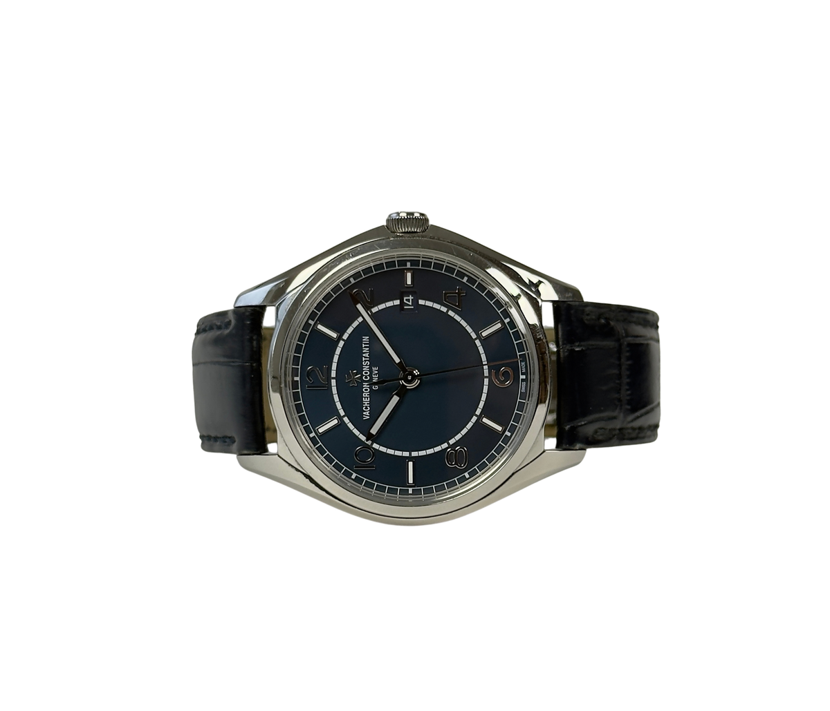 Vacheron Constantin Fiftysix 4600E/000A-B487 (2020) i stål med blå skive og blå VC-rem med foldespænde. Uret fremstår i god stand med mindre brugsspor, 8.5/10. Kommer som fuldt sæt: Bokse, rejseboks, certifikat mv.