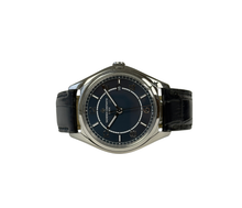 Vacheron Constantin Fiftysix 4600E/000A-B487 (2020) i stål med blå skive og blå VC-rem med foldespænde. Uret fremstår i god stand med mindre brugsspor, 8.5/10. Kommer som fuldt sæt: Bokse, rejseboks, certifikat mv.