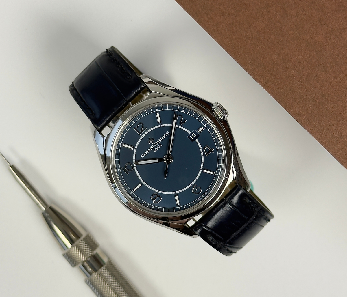 Vacheron Constantin Fiftysix 4600E/000A-B487 (2020) i stål med blå skive og blå VC-rem med foldespænde. Uret fremstår i god stand med mindre brugsspor, 8.5/10. Kommer som fuldt sæt: Bokse, rejseboks, certifikat mv.