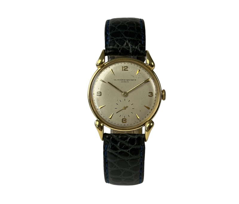 Vacheron Constantin Cornes de Vache (1940'erne) i 18kt. guld med teardrop-horn. Ure fremstår i flot stand, 8/10. Det er drevet af caliber P438 manuelt værk med Breguet-spiral. Værket har en meget fornuftig amplitude på ca. 240 grader.
Kommer uden tilbehør. 