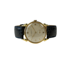 Vacheron Constantin Cornes de Vache (1940'erne) i 18kt. guld med teardrop-horn. Ure fremstår i flot stand, 8/10. Det er drevet af caliber P438 manuelt værk med Breguet-spiral. Værket har en meget fornuftig amplitude på ca. 240 grader.
Kommer uden tilbehør. 