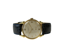 Vacheron Constantin Cornes de Vache (1940'erne) i 18kt. guld med teardrop-horn. Ure fremstår i flot stand, 8/10. Det er drevet af caliber P438 manuelt værk med Breguet-spiral. Værket har en meget fornuftig amplitude på ca. 240 grader.
Kommer uden tilbehør. 