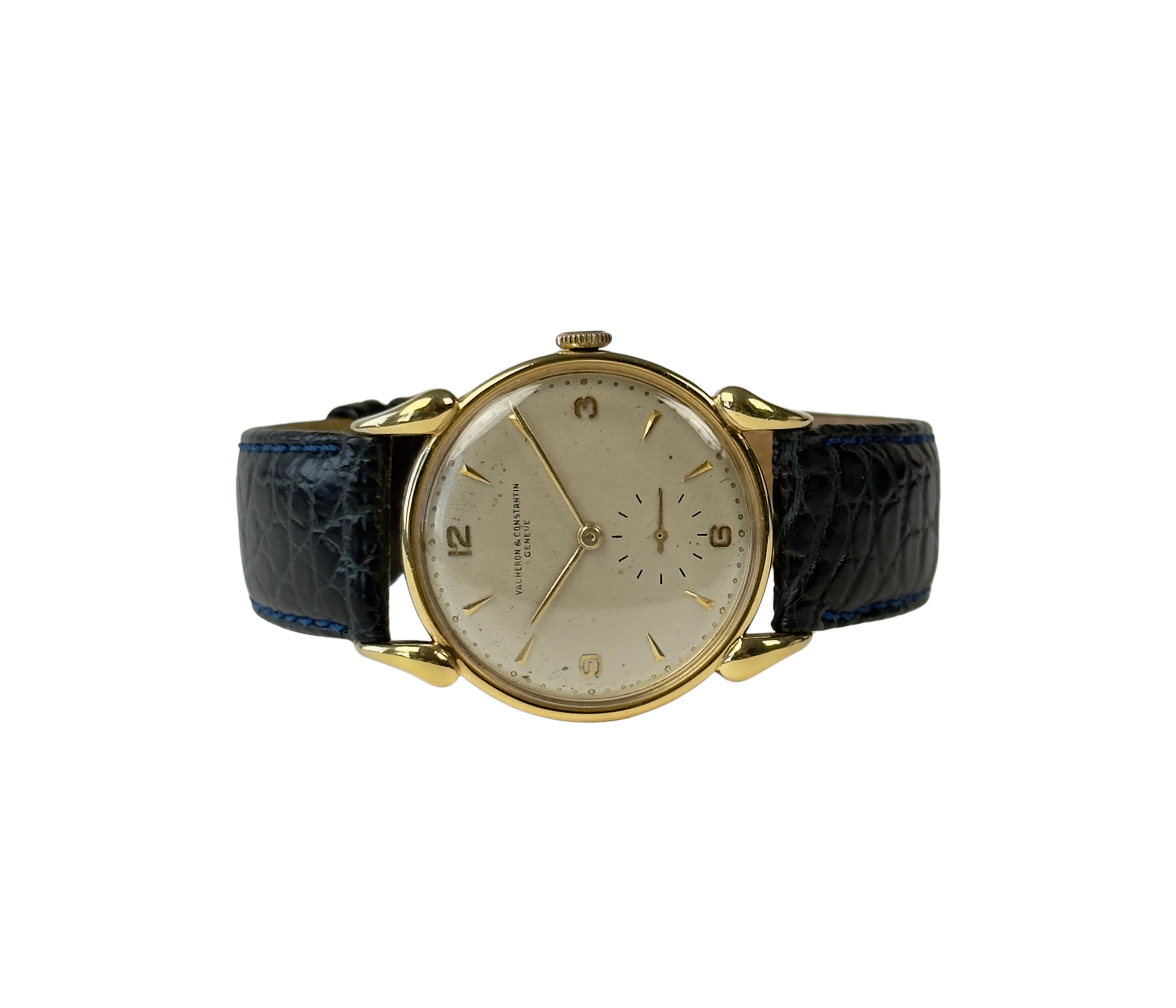 Vacheron Constantin Cornes de Vache (1940'erne) i 18kt. guld med teardrop-horn. Ure fremstår i flot stand, 8/10. Det er drevet af caliber P438 manuelt værk med Breguet-spiral. Værket har en meget fornuftig amplitude på ca. 240 grader.
Kommer uden tilbehør. 