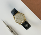 Vacheron Constantin Cornes de Vache (1940'erne) i 18kt. guld med teardrop-horn. Ure fremstår i flot stand, 8/10. Det er drevet af caliber P438 manuelt værk med Breguet-spiral. Værket har en meget fornuftig amplitude på ca. 240 grader.
Kommer uden tilbehør. 