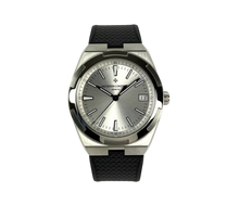 Vacheron Constantin Overseas 4500V/110A-B126 (2023) i stål med sølvskive. Uret kommer med ubrugt stållænke og læderrem samt gummirem m. VC-foldespænde. Fremstår i rigtig god stand med få brugsspor. Kommer som komplet sæt: Bokse, certifikat, remme/lænke og tags. Udvidet VC-garanti til 2032. 