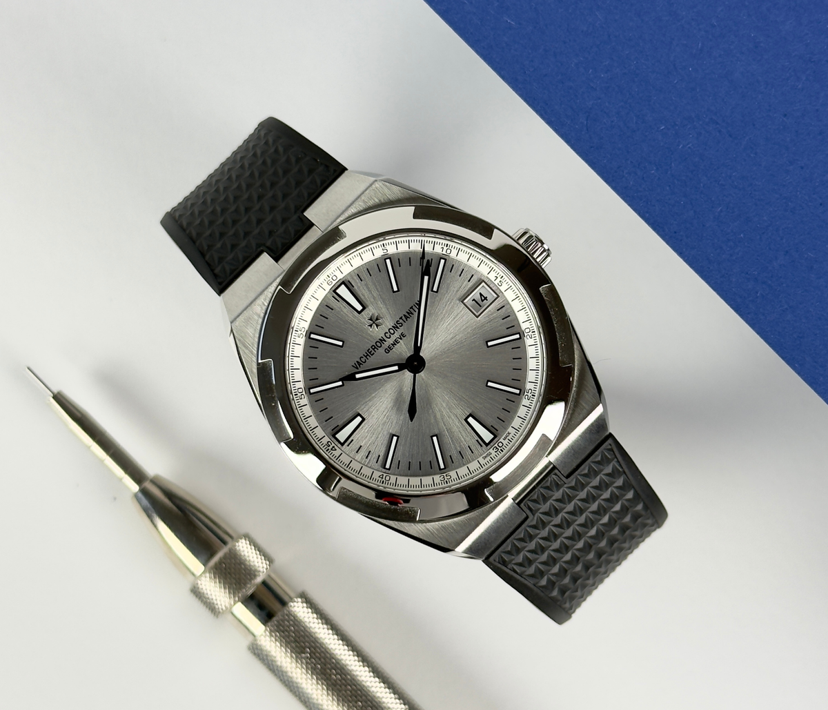 Vacheron Constantin Overseas 4500V/110A-B126 (2023) i stål med sølvskive. Uret kommer med ubrugt stållænke og læderrem samt gummirem m. VC-foldespænde. Fremstår i rigtig god stand med få brugsspor. Kommer som komplet sæt: Bokse, certifikat, remme/lænke og tags. Udvidet VC-garanti til 2032. 