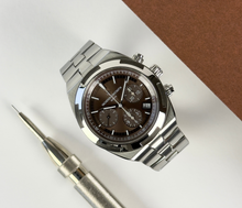 Vacheron Constantin Overseas Chronograph 5500V med sjælden brun skive stående frontvisning