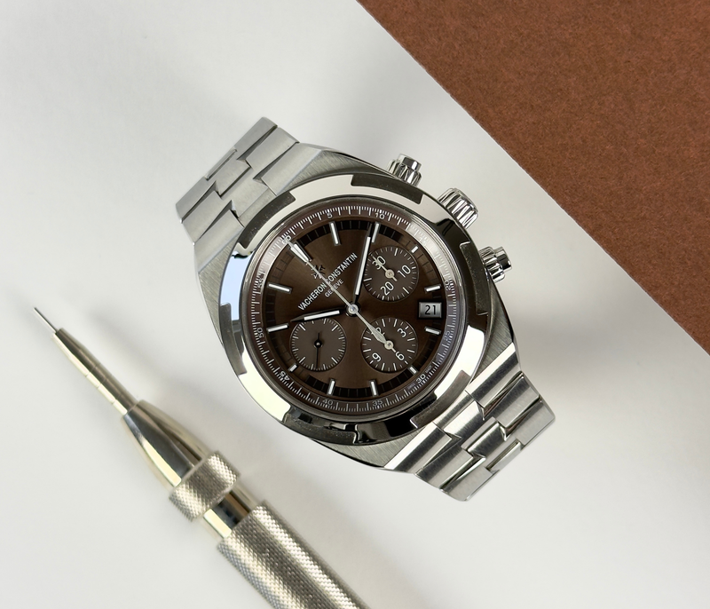 Vacheron Constantin Overseas Chronograph 5500V med sjælden brun skive stående frontvisning