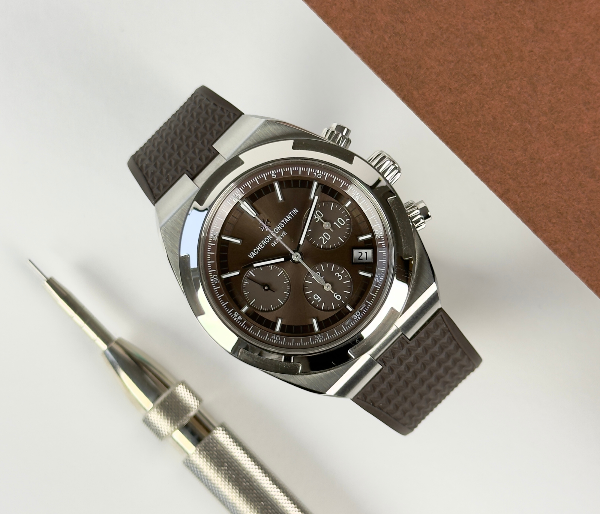 Vacheron Constantin Overseas Chronograph 5500V med sjælden brun skive stående frontvisning