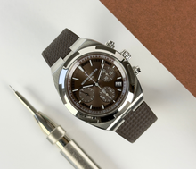 Vacheron Constantin Overseas Chronograph 5500V med sjælden brun skive stående frontvisning